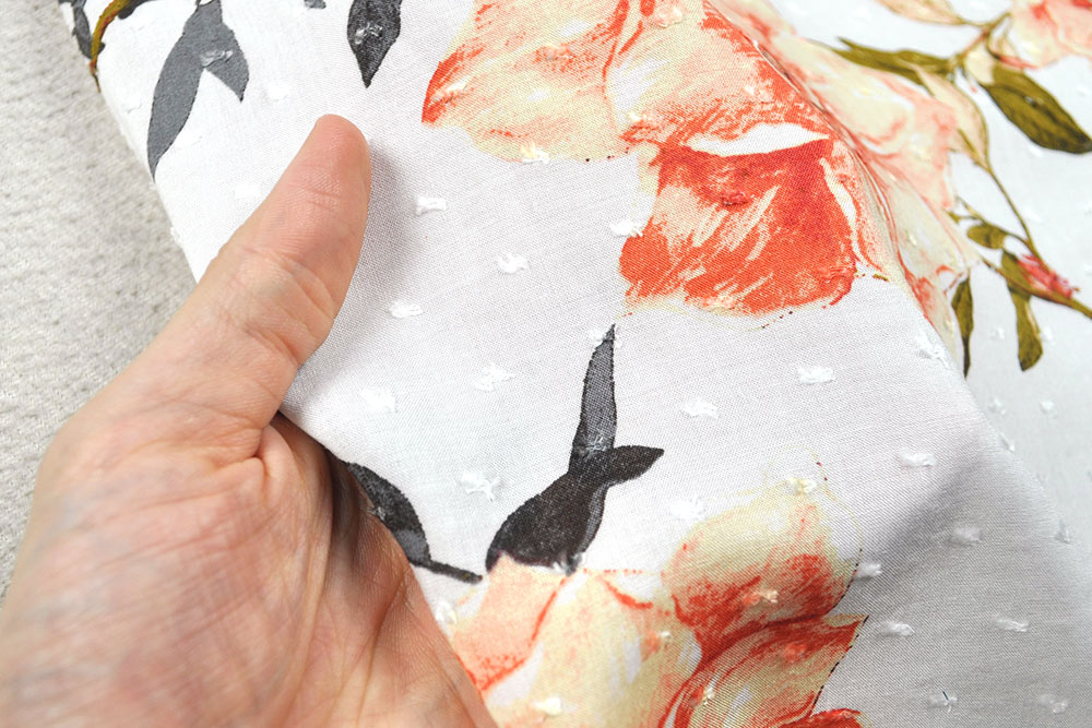 Eingewebte Stoffknötchen peppen auf diesem leichten Gewebe Optik und Haptik gehörig auf! Bk7259 Dobby Viskose Blueten Viskose Viskosestoff Dotty - Flowers