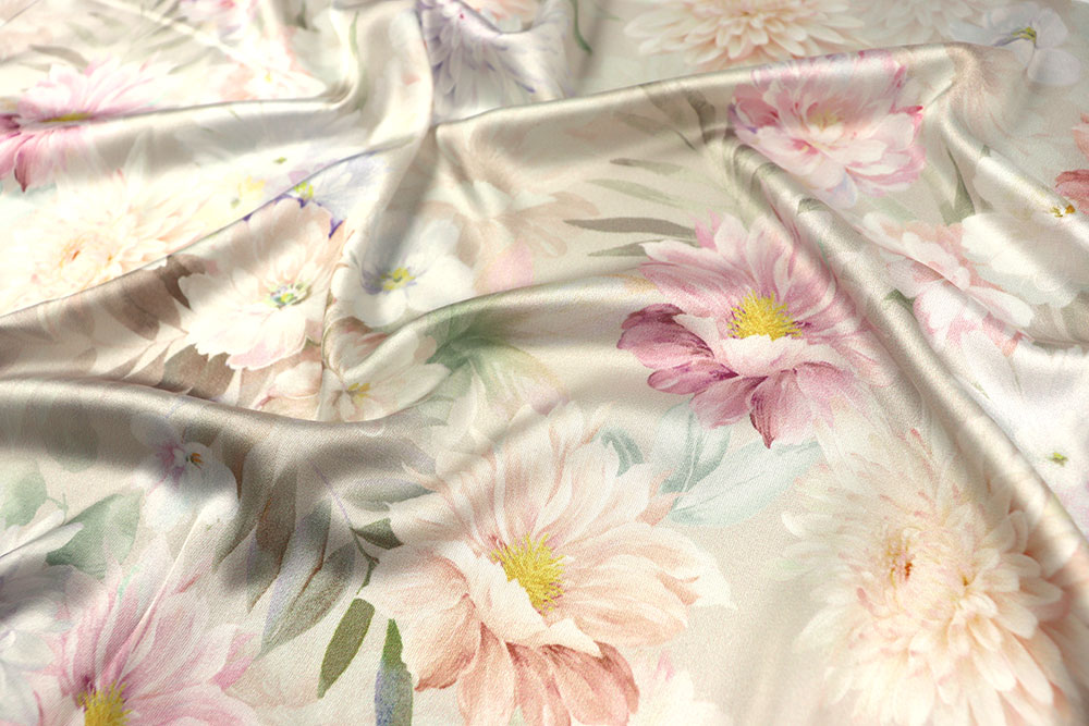 Romantischer Stretch Satin verziert mit einem zarten Blumenbouquet Bk7416 Satin Blumen Aquarell S4 Tanzsport Stoffe Soft-Satin - Bouquet