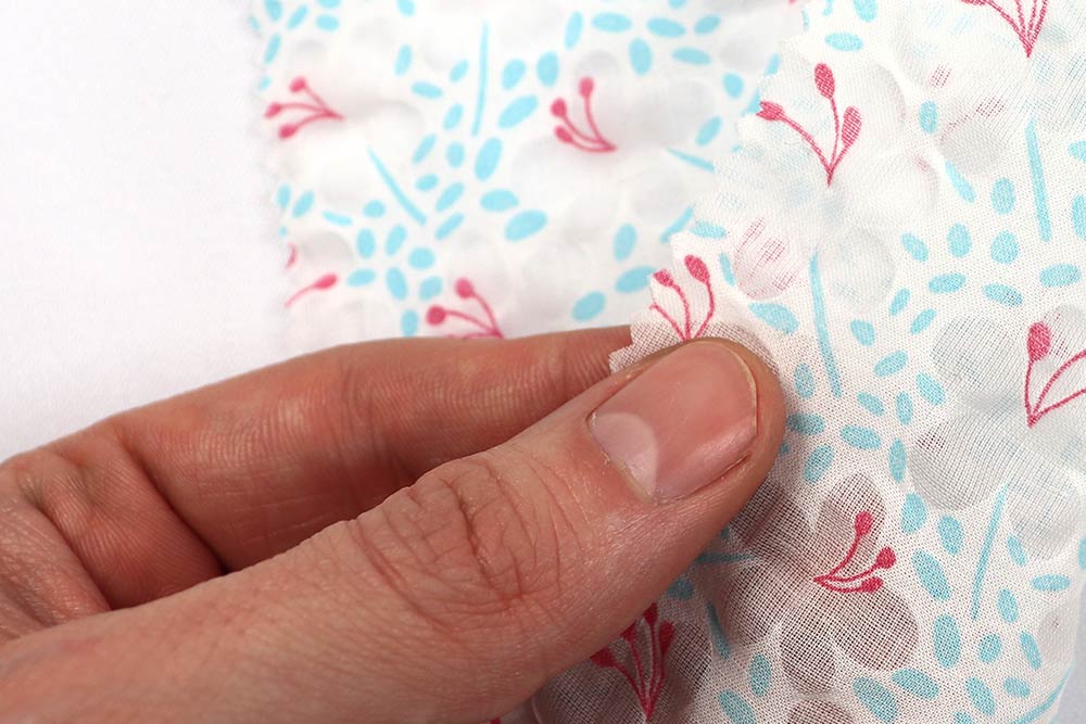 Blue Summer is Here! Edler Bekleidungsstoff aus reiner Baumwolle, mit feinem Blütenmuster in Ausbrennertechnik Bk7490 Ausbrenner Bluemchen Hand Baumwolle Blumen Baumwollstoff Ausbrenner - Blue Summer