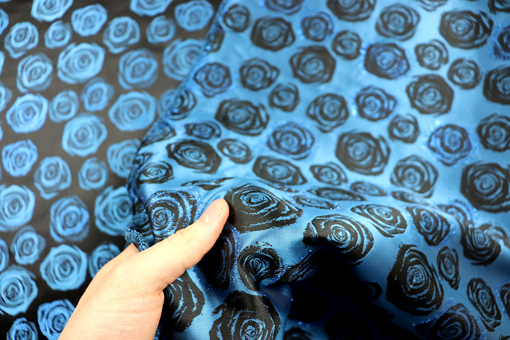 Super edler Taftstoff mit elegantem Rosen-Muster mit Glitzerelementen! Bk7527 Taft Rosen S4 Taftstoffe Premium-Taft - Glitter Blue Roses