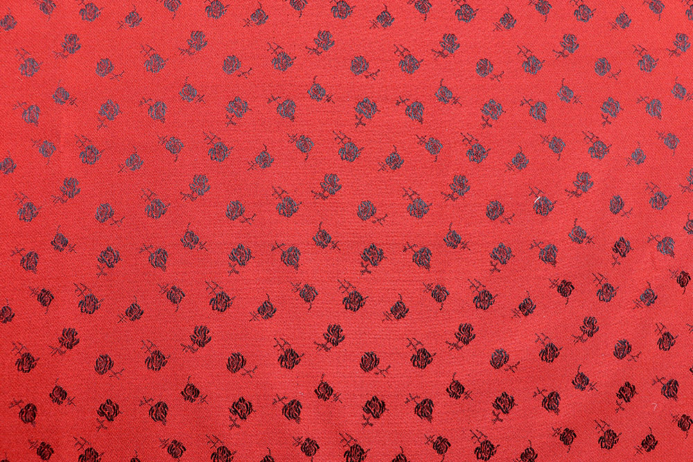 Super edler Taftstoff mit eingearbeitetem Rosen-Muster Bk7528 Taft Rosen Dirndlstoffe Premium-Taft - Red Roses
