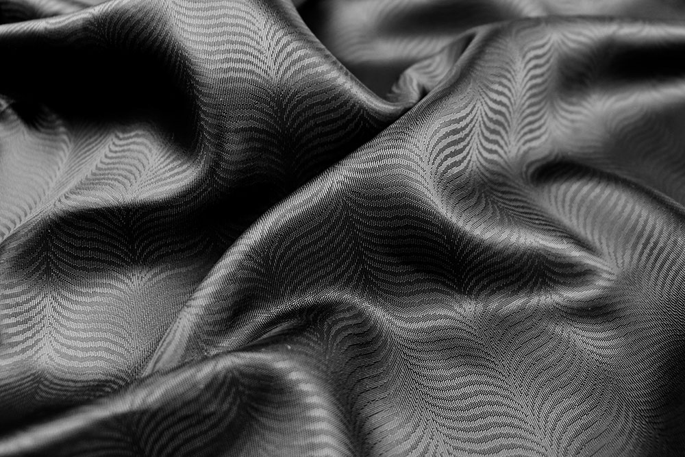 Schicker Taft mit Wellenmuster aus einer edlen Mischung aus Viskose und Acetat! Bk7531999 Taft Wellen Schwarz S4 Jacquardstoffe Jacquard-Taft deluxe - Waves - Schwarz