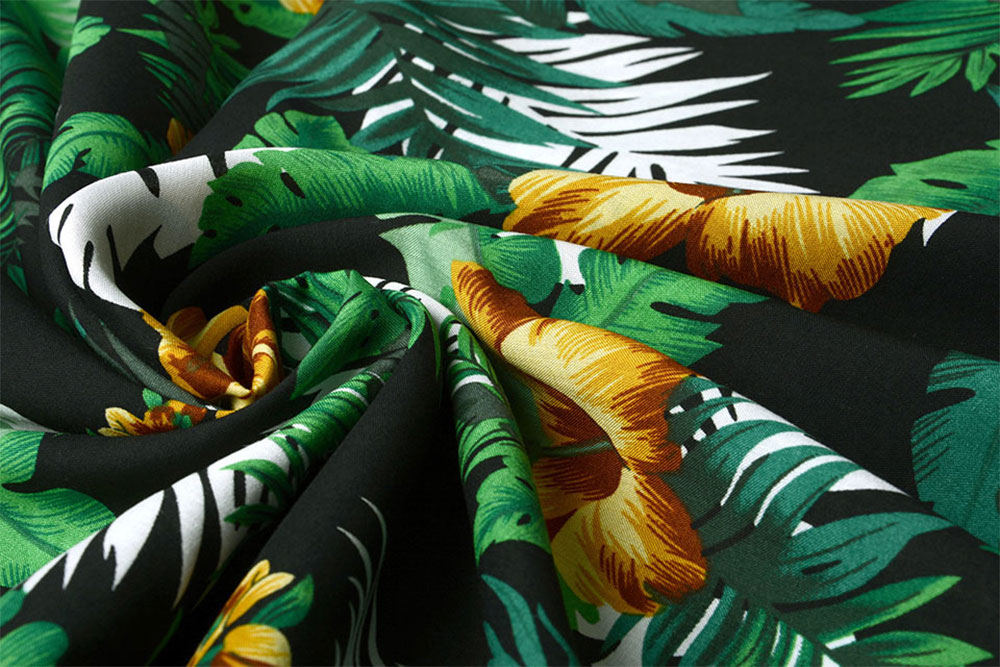 Fließend fallender Viskosestoff mit exotischem Pflanzenmotiv und goldenen Blüten Bk7558 Viskosestoff Golden Jungle S4 bedr. Bekl. Stoffe Viskosestoff - Golden Jungle