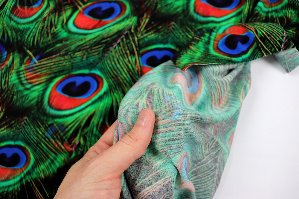 Digital bedruckter Jersey mit farbintensivem Design - 95% Viskose sorgen für eine absolute Wohltat für die Haut! Bk7562 Viskosejersey Pfau S4 Tiere Viskosejersey Digital - Pfau