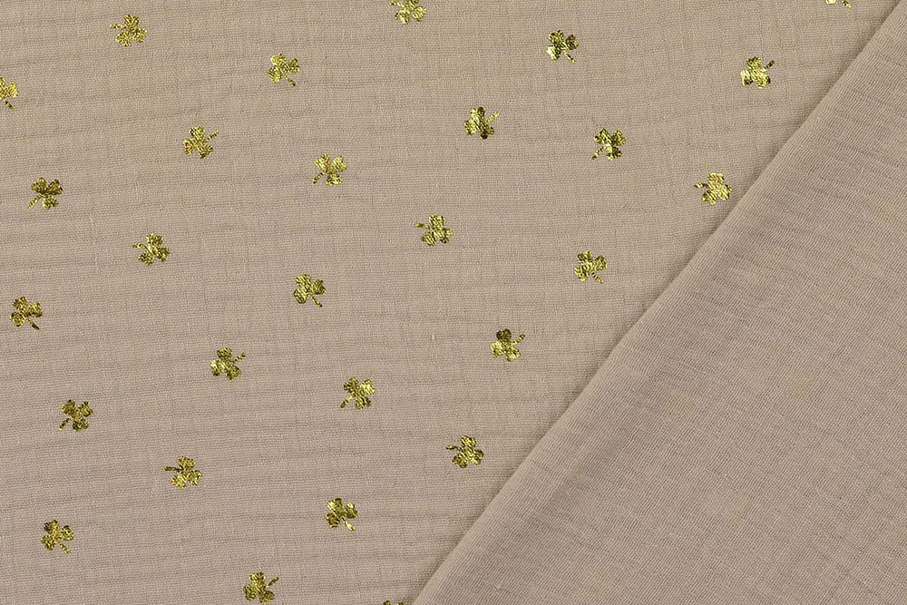 Weicher Baumwoll-Musselin mit glänzendem Folienprint - für luftige Kreationen! Bk7602 Musselin Klee Taupe Glanzstoffe Musselin-Stoff - Glänzendes Kleeblatt - Sand