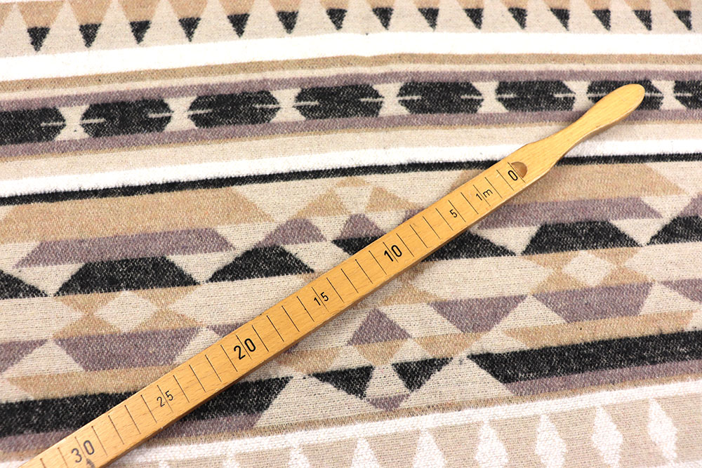 Herbstliche Eleganz trifft auf wärmende Gemütlichkeit – der perfekte Stoff mit charmantem Boho-Muster Bk7618 Poncho Stoff Beige Jackenstoffe Poncho-Stoff Premium - Sand
