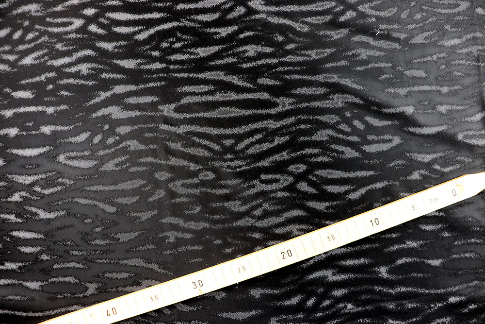 Schwarzes Stretchleder mit Tigermuster: weich, seidenmatt, vielseitig! Bk7626 Stretch Leder Tiger Blusenstoffe Stretch-Leder - Tiger - Schwarz