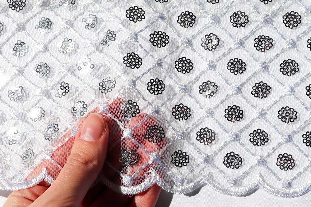 Luftiger Netzstoff mit Pailletten, Bestickung und dekorativer Bordüre Bk7636 Meshpailetten 001 Glitzer + Pailletten Mesh Pailletten - Christelle