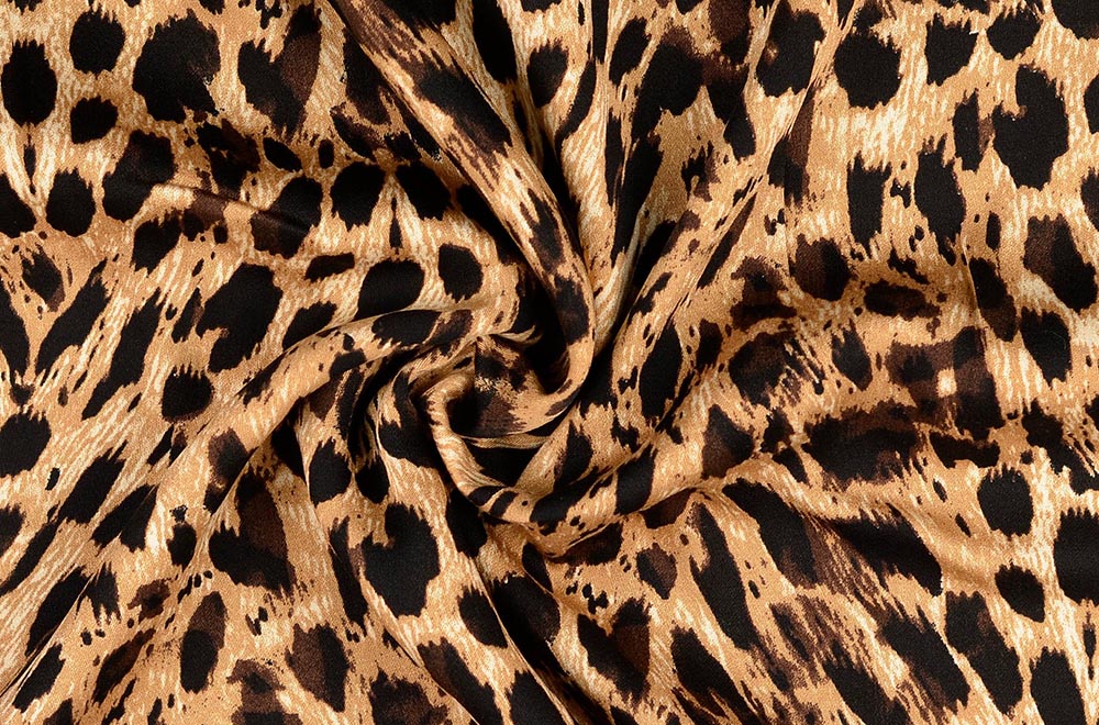 Der ultimative Eyecatcher: Unser Viskose-Bekleidungsstoff im trendigen Leo-Muster Bk7657 Viskose Satin Leo Liebe Viskose Viskosestoff - Leo-Liebe