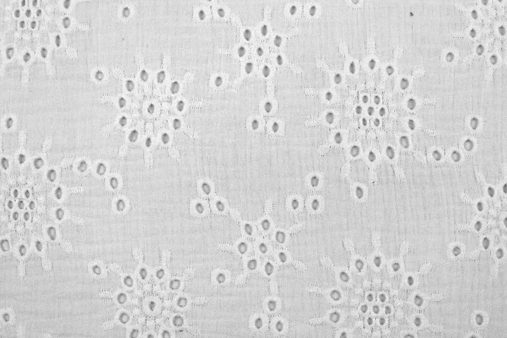 Traumhaft verspielter Musselin-Stoff mit floraler Lochstickerei Bk7768 Musselin Lochstickerei Hand Stickerei/Spitze Musselin Lochstickerei - Lizzy - Off White