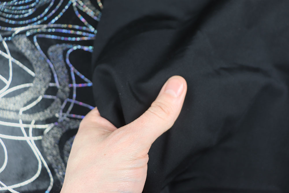 Eleganter Stretchstoff in Schwarz mit Glanz – für ausdrucksstarke Designs und kraftvolle Bewegungen. Bk7813 Tanzkleiderstoff Nebula Schwarz S4 Fasnacht Stoffe bunt Lycra Tanzkleiderstoff - Nebula - Schwarz