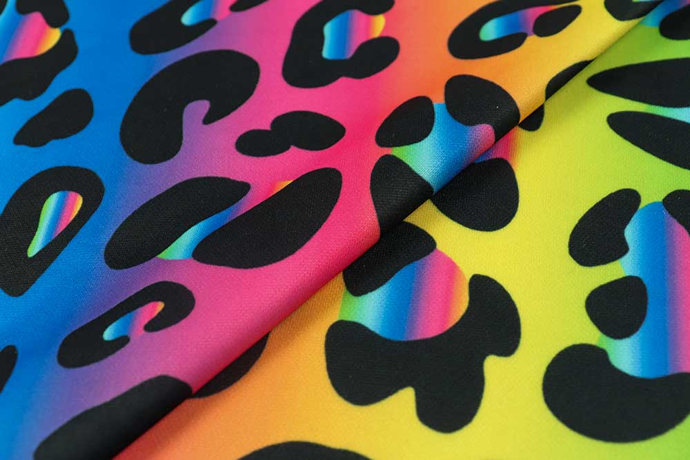 Ein wilder Leo-Look in leuchtenden Regenbogenfarben – perfekt für kreative, ausdrucksstarke Designs. Bk7817 Tankleiderstoff Iris Tanzsport Stoffe Tanzkleiderstoff - Leo Iris - Bunt