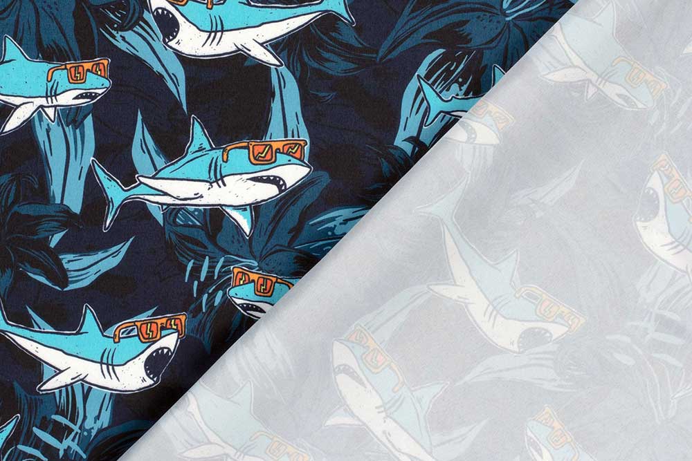Coole Haie mit Sonnenbrillen auf blauem, wasserabweisendem Stoff – ideal für trendige Badeshorts! Bk7824 Badehosenstoff Coolshark bedr. Bekl. Stoffe Badehosen Stoff - Cool Shark