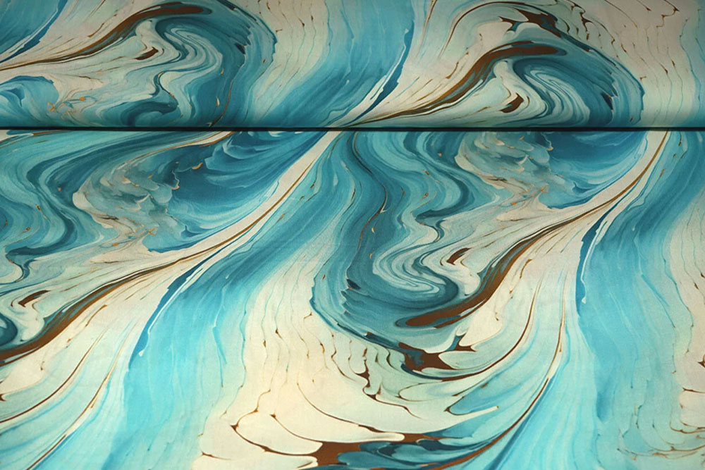 Marmorierte Wasserwellen in Türkis und Gold – dieser Viskosestoff ist pure Bewegung auf Meterware. Bk7849 Viskosestoff Laguna Blusenstoffe Viskosestoff - Laguna