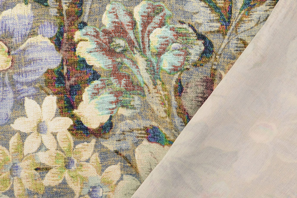 Zart fallender Viskosestoff mit üppigem Blumenmuster in gedeckten Farben – perfekt für fließende Kleider, Blusen oder elegante Deko. Bk7859 Viskosestoff Vintagegrace S4y Blusenstoffe Viskosestoff - Vintage Grace