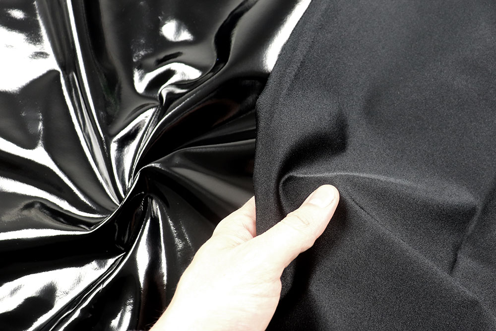 Glänzender Lack-Lycra mit Latex-Optik – elastisch, auffällig und perfekt für extravagante Mode. Bk7870 Lack Lycra Schwarz Hand Tanzsport Stoffe Lack-Lycra - Schwarz