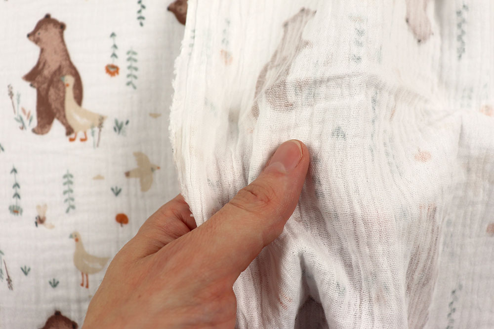 Tierisch süßes Design auf weichem Double Gauze - ein verspielter Hingucker zum Top-Preis! Bk7876 Musselin Gans Baer S4 Kinderstoffe Musselin - Gans und Bär