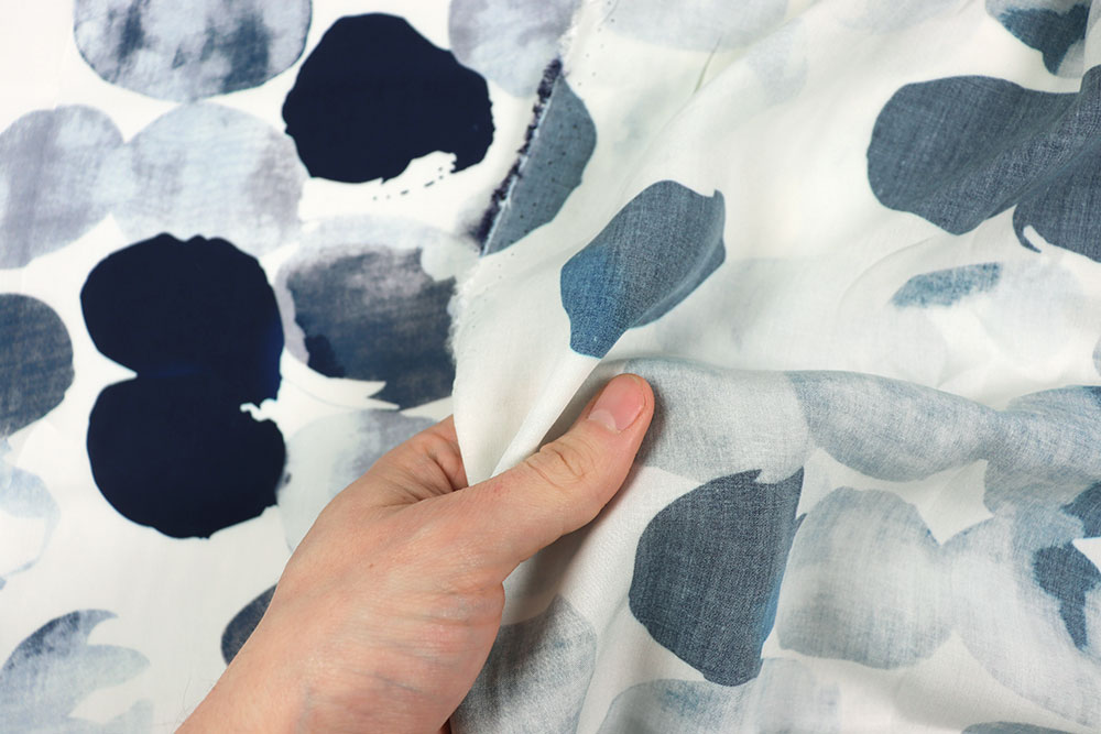 Fließender Viskosestoff mit großflächigem Blätter-Print in Indigo- und Grautönen auf hellem Fond – ideal für Blusen & Kleider.
 Bk7904 Viskosestoff Aquarell Punkte 2 Viskose Viskosestoff - Indigo Petals
