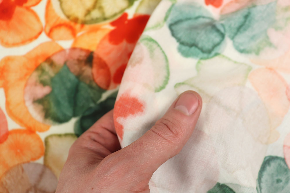 Künstlerischer Viskosestoff mit zarten Gesichtern und floralen Aquarellmotiven – weich fallend, ideal für Kleider & Blusen.
 Bk7905 Viskosestoff Blaetter Aquarell S4 Blusenstoffe Viskosestoff - Bloomy Muse