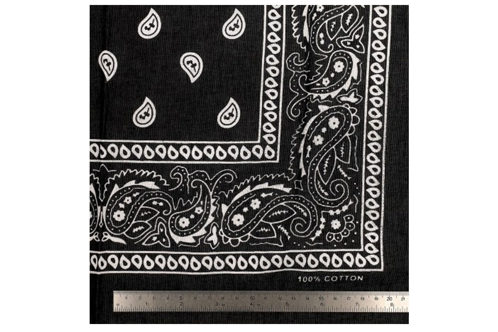 Schwarzes Bandana aus 100 % Baumwolle mit klassischem Paisley-Design – weich, atmungsaktiv und vielseitig tragbar.
 Bk7907 Bandana Schwarz Fasnacht Stoffe bunt Bandana - Paisley - Schwarz