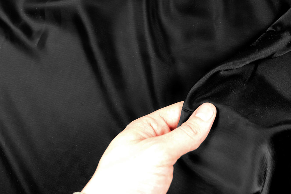 Herrlich geschmeidiger, super softer Stoff mit leichtem Glanz - ideal als Futter, für leichte Blusen, Kleider und mehr Bk7908 Futterstoff Seidenfeeling Schwarz S4 Uni Bekleidungsstoffe Futterstoff Seidenfeeling - Schwarz