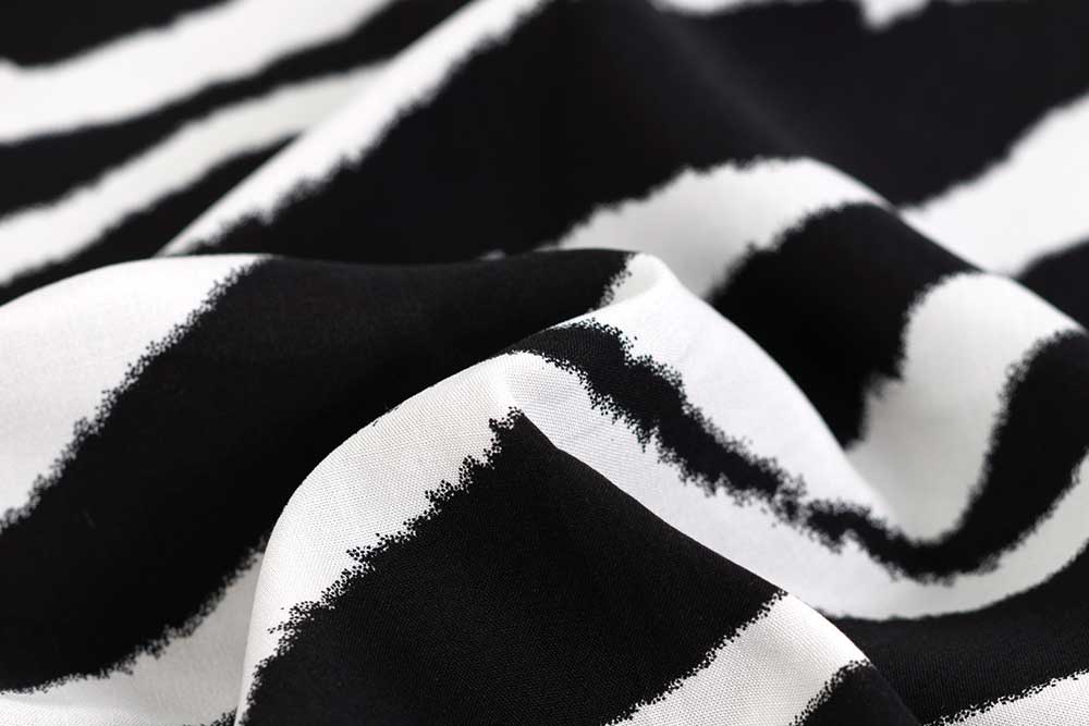 Geschmeidige Popeline aus reiner Viskose mit schwarz-weißem Print - modisch, zeitlos, elegant! Bk7940 Viskosestoff Zebra bedr. Bekl. Stoffe Viskosestoff - Zebra