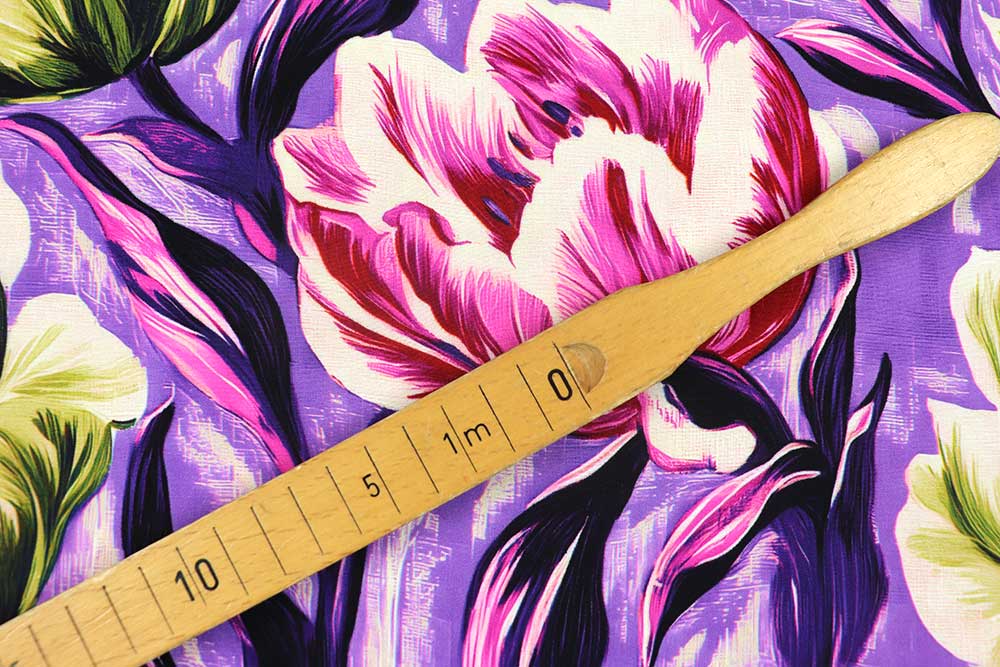 Ausdrucksstarker Viskosestoff mit großen Blüten auf kräftigem Violett – weich fließend und ein echter Blickfang.
 Bk7959 Viskose Lyssandra Blusenstoffe Viskose - Lysandra