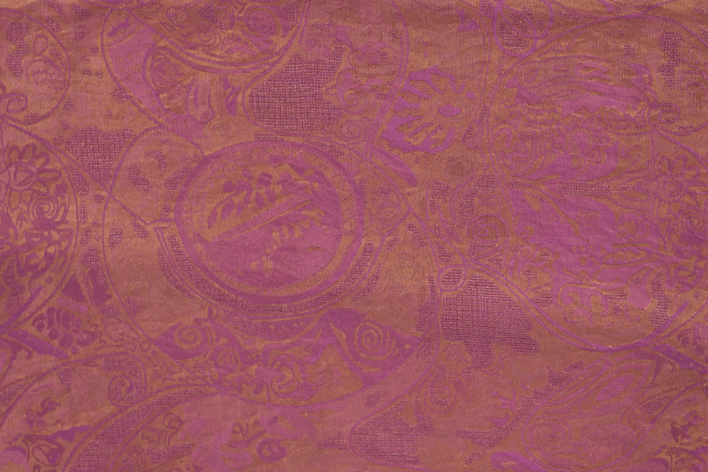 Eleganter Jacquard mit kunstvollem Paisley- und Ornamentdessin in schimmernden Amethyst- und Kupfertönen. Amethyst Ornament Jacquardstoffe Jacquard Seiden-Mix - Amethyst-Ornament