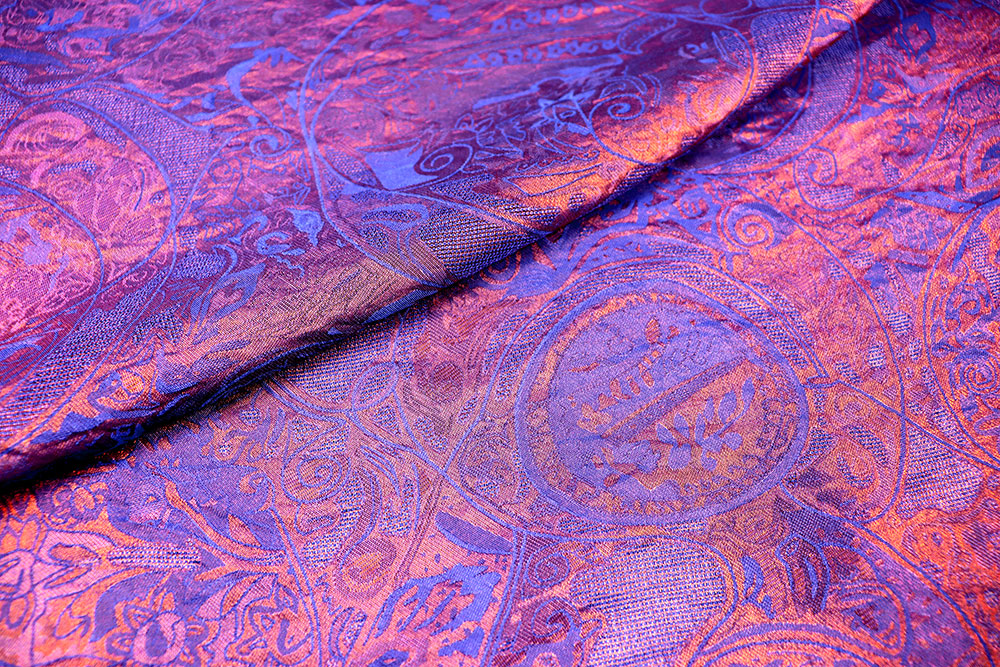 Eleganter Jacquard mit kunstvollem Paisley- und Ornamentdessin in schimmernden Amethyst- und Kupfertönen. Bk7978 Seidenmix Juni Jacquard Seiden-Mix - Amethyst-Ornament