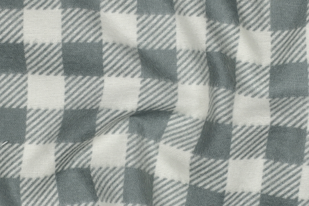 Weicher Flanellstoff mit klassischem Karomuster in Salbeigrün und Creme. Ideal für Kleidung, Dekorationen und gemütliche Wohnaccessoires. Bk7980 Flanell Salbei S4y Flanell Flanellstoff - Landhauskaro - Salbei