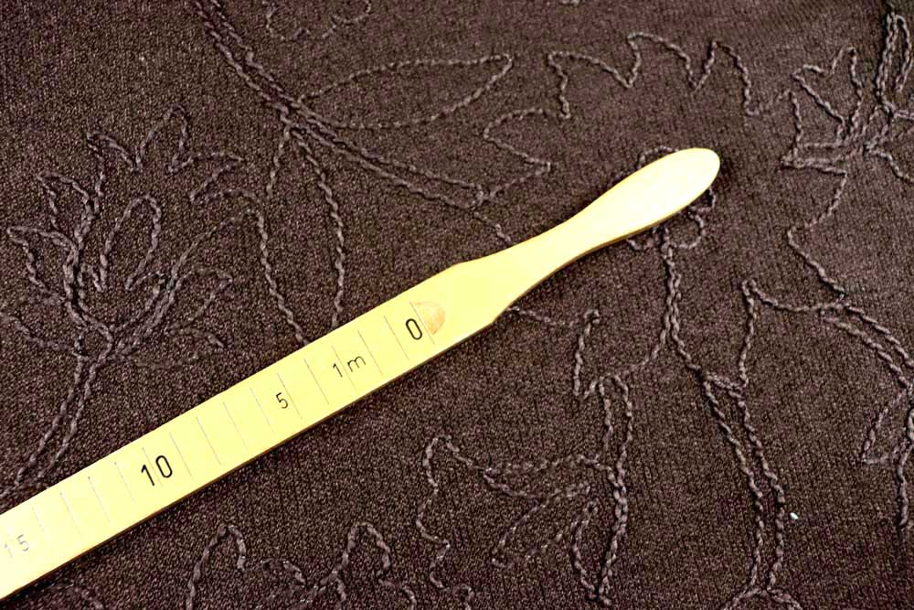 Kuscheliger Strickstoff mit floraler Stickerei - stilvoll und verspielt zugleich! Bk7985 Strickstoff Bestickt Braun 1 Strickstoffe Strickstoff Blumenstick - Schoko