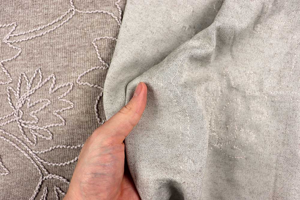 Kuscheliger Strickstoff mit floraler Stickerei - stilvoll und verspielt zugleich! Bk7985 Strickstoff Bestickt Sand 1 Strickstoffe Strickstoff Blumenstick - Sand