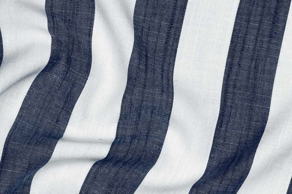 Durchgefärbte, reine Viskose mit klassischem Streifen-Design - wunderbare Qualität für Blusen, Kleider und mehr Bk8000 Viskosestoff Garngefaerbt Streifen Nachtblau Rueckseite Viskose Viskose garngefärbt - Streifen - Nachtblau