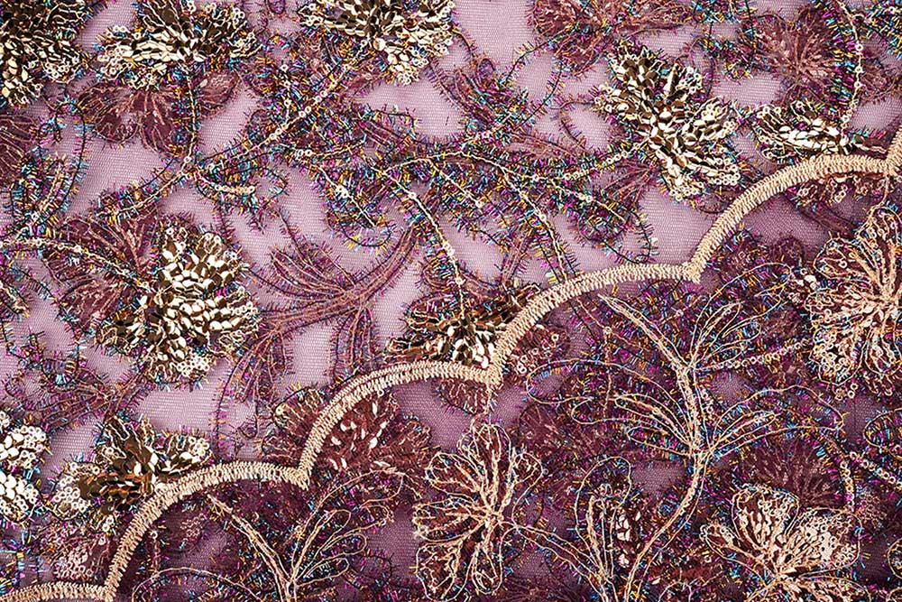 Feines Mesh mit opulenter Pailletten-Stickerei und Bordüre - Luxus und Glamour pur! Bk8009 Mesh Bestickt Bordeaux 1 Pailletten Stoffe Mesh bestickt - Gold-Pailletten - Aubergine