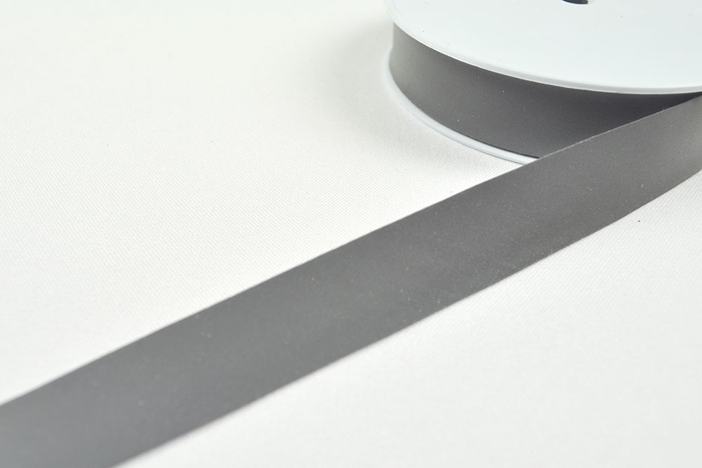 Reflektierendes Schrägband aus Polyester, vorgefalzt auf ca. 2 cm Bm1108 Schraegband Grau Einfassband Reflektierendes Schrägband - 2/4 cm breit - Meterware