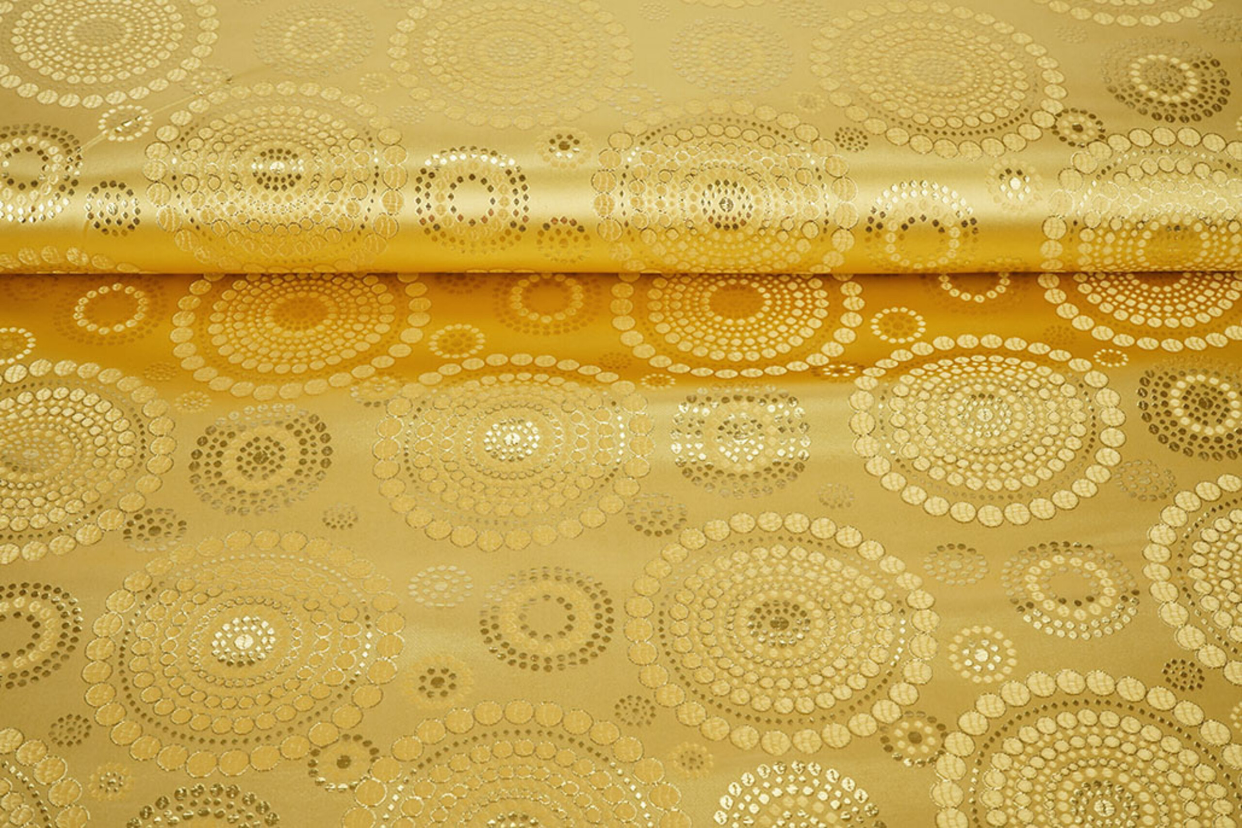Wunderschön glänzender Brokat mit verspieltem Muster in festlichem Gold Brokat Mandala Gold Rueckseite Glanzstoffe Brokat-Stoff - Mandala Gold