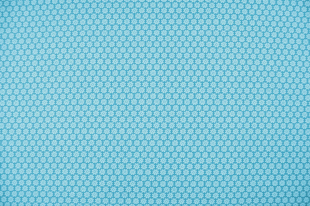 Schöner Stoff aus reiner Baumwolle in frischen Farben, den feine Sternblüten zieren Co6176 Bluemchen Baumwollstoff Blusenstoffe Baumwollstoff - Sternblüten - Türkis/Weiß