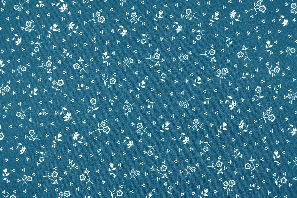 Dunkelblaue Perkalbaumwolle mit süßen Trachtenblümchen - ein Hingucker fürs nächste Dirndl! Co6589 Trachten Baumwollstoff Bluemchen Blau S4 bedr. Bekl. Stoffe Baumwoll-Trachtenstoff - Emmas Blümchen - Alpenblau