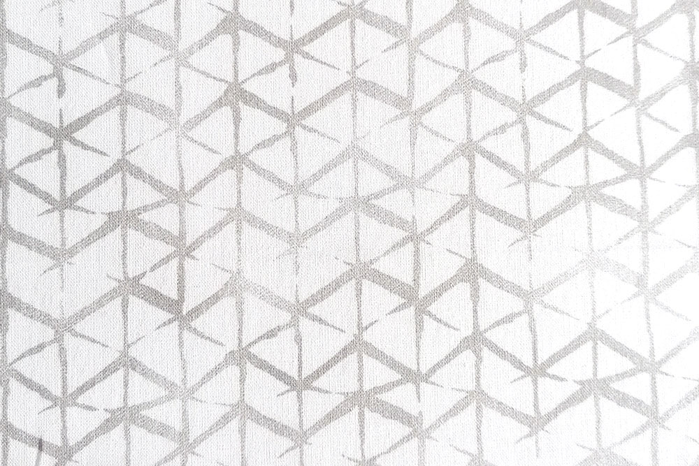 Überbreite, super feine Perkalbaumwolle mit trendy Geomotiv - atmungsaktive Ware aus europäischer Produktion! Co6644 Baumwollstoff Geo Hell S4 Übergardinen Baumwollstoff - Geo White - 295 cm