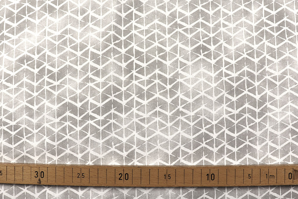Verpassen Sie Ihren vier Wänden einen neuen Anstrich und profitieren Sie von der praktischen Überbreite dieser super feinen Baumwollware! Co6645 Baumwollstoff Geo Dunkel S4 Übergardinen Baumwollstoff - Geo Grey - 295 cm