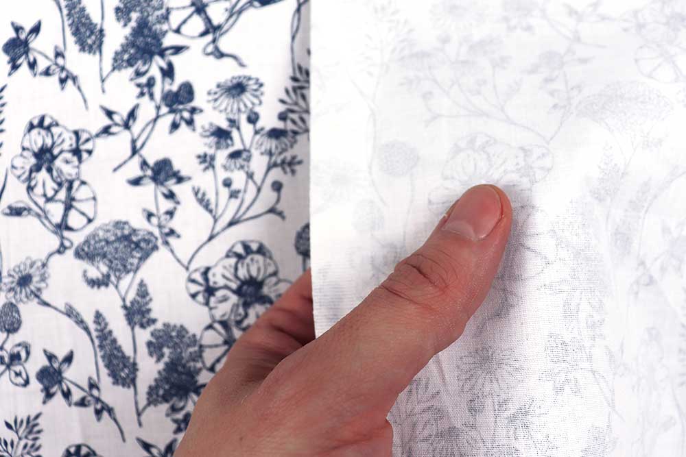 Feine Baumwolle mit floralem Print für Röcke, Blusen, Dirndl, Heimtextilien und mehr Co6786 Baumwollstoff Blumen S4 Baumwolle Blumen Baumwoll-Trachtenstoff - Wiesenblumen - Nachtblau