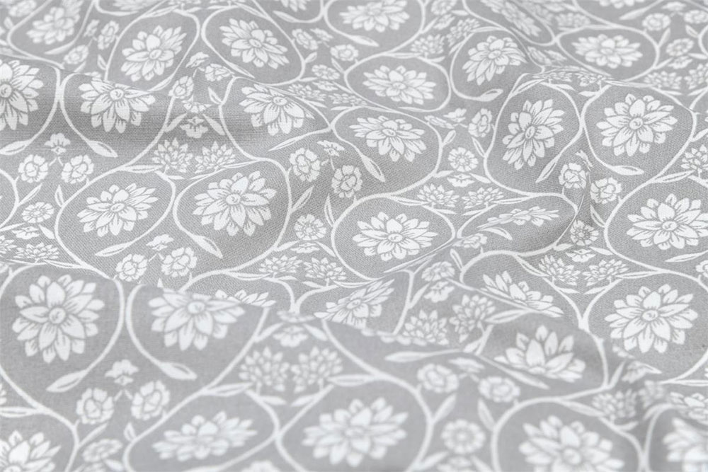 Elegantes Ornament in dezenter Farbkombination auf feinem Cretonne Co6822 Baumwollstoff Ornament Blusenstoffe Baumwollstoff - Delhi Grey