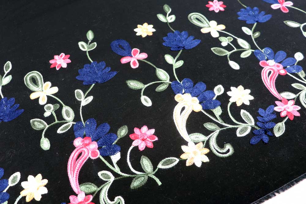 Edle Trachten-Bordüre aus 100 % Baumwolle - die florale Stickerei ist ein echter Hingucker! Co6867 Baumwollstoff Bestricht Trachten Bordre Schwarz Blumen Baumwollstoff bestickt - Trachten-Bordüre - Schwarz