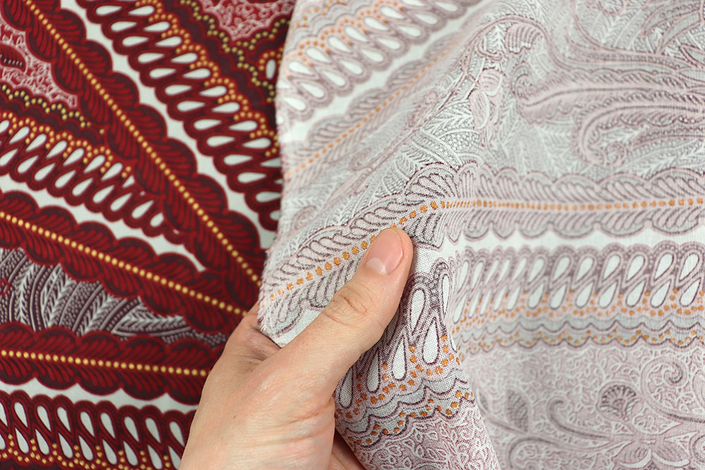 African Java Print mit opulentem Muster und goldglänzenden Pünktchen - ein edler Stoff aus reiner Baumwolle Co6885 African Waxprint Glaenzend Rot Nah Baumwolle sonstige African Java Print - Premium - Rot