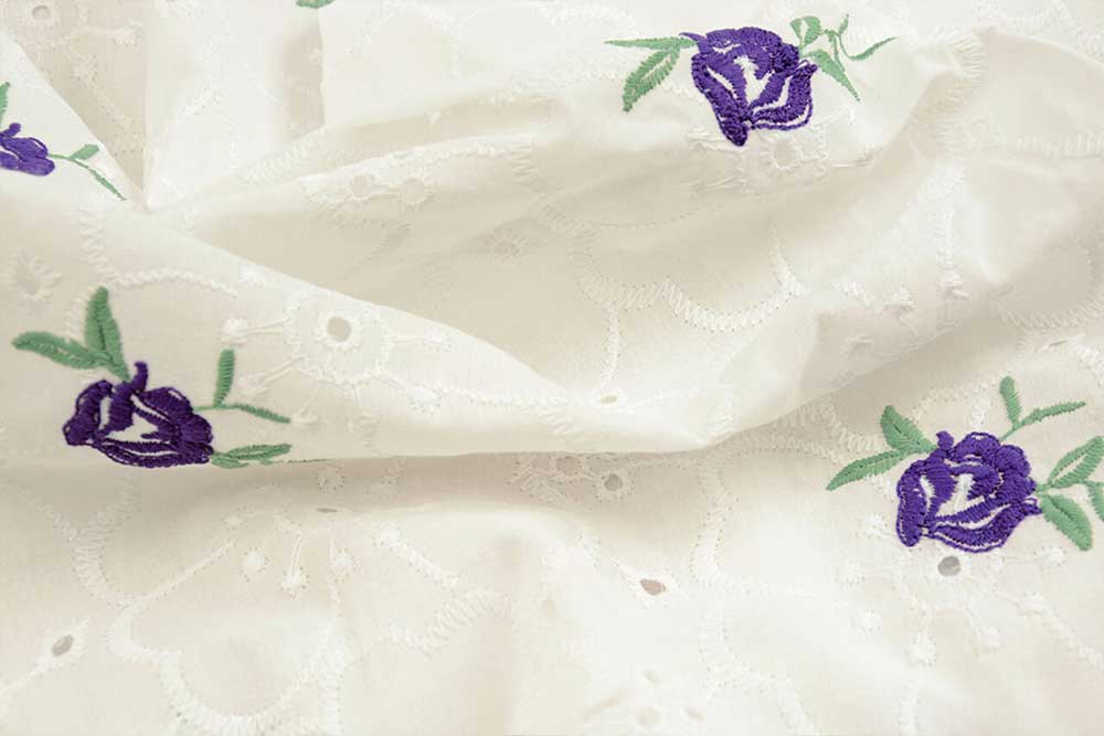 Reiner Baumwollstoff mit zarten Rosen-Stickereien in Lila - ein traumhaftes Material für romantische Projekte! Co6904280 Baumwollstoff Rosenstickerei Lila S4 Dirndlstoffe Baumwollstoff Rosen-Stickerei - Lila
