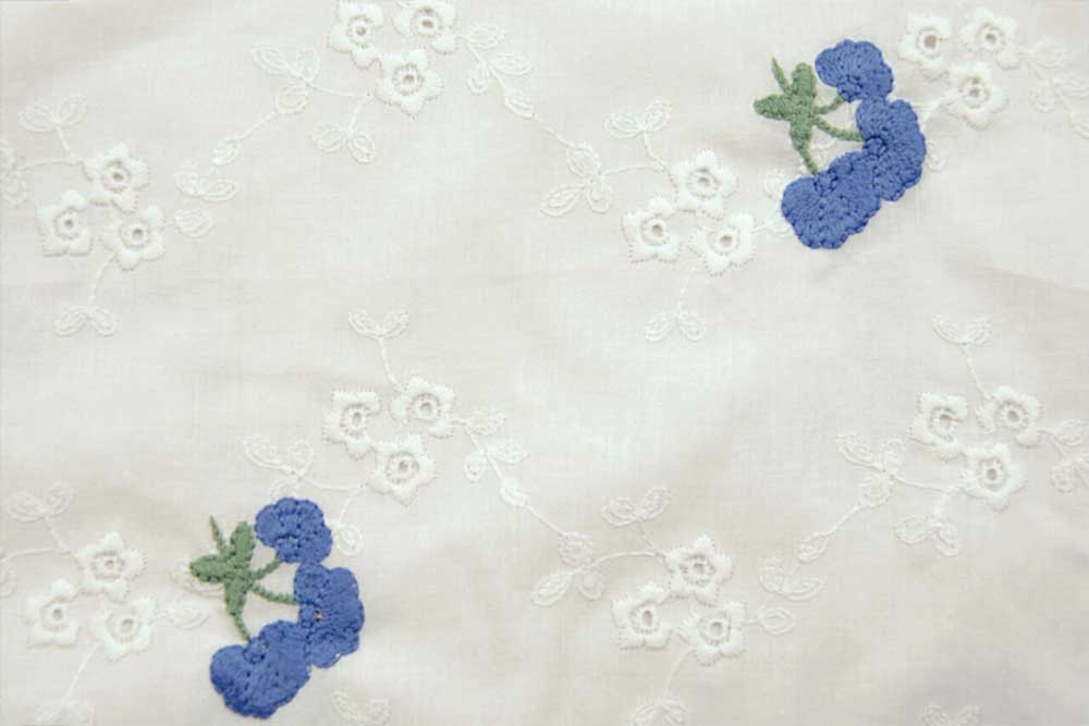 Reiner Baumwollstoff mit zarten Kirschen-Stickereien in Blau - ein traumhaftes Material für romantische Projekte! Co6905540 Baumwollstoff Blumenstickerei Blau S4 Dirndlstoffe Baumwollstoff Kirschen-Stickerei - Blau