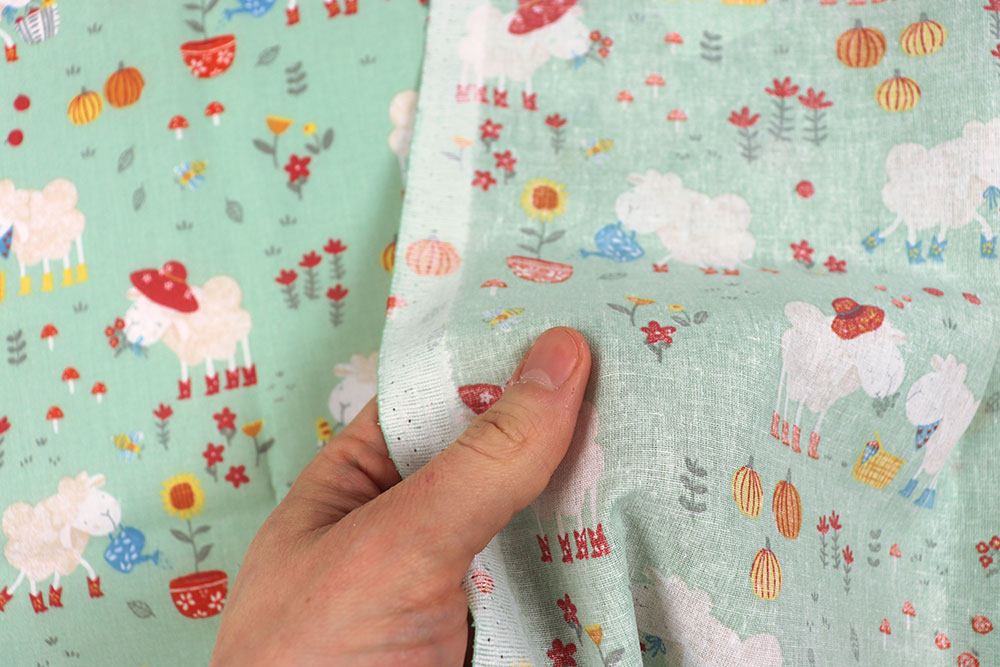 Tierisch süßer Stoff aus reiner Baumwolle mit einem Tierprint, der Ihnen ein Lächeln aufs Gesicht zaubern wird! Co6955 Baumwollstoff Schafe S4 auf dem Bauernhof Baumwollstoff - Schäfchen