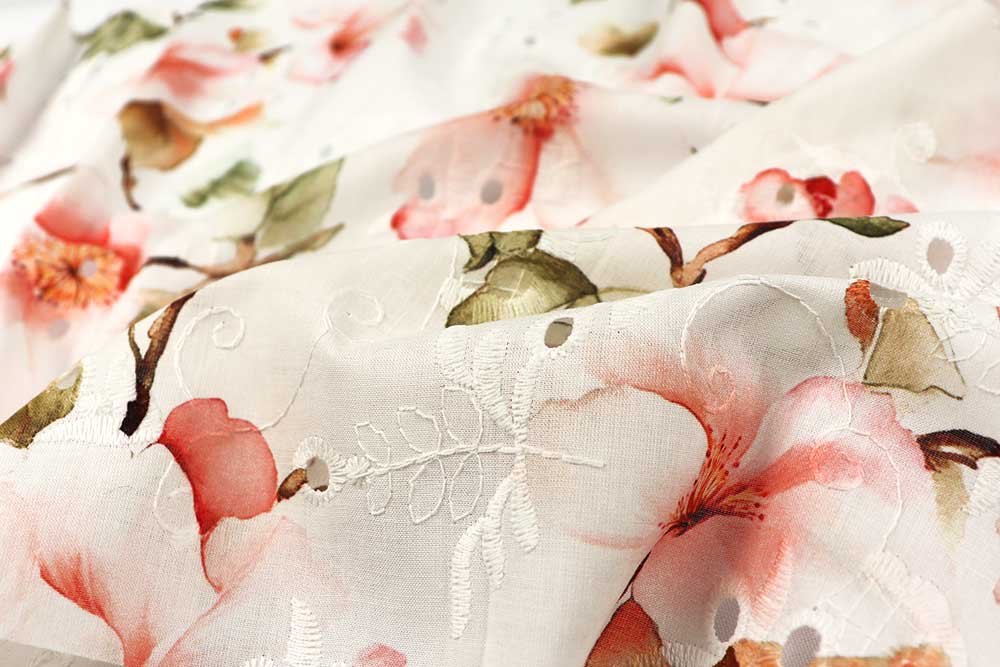 Zarter Baumwollstoff mit floralem Muster – ideal für Kleidung, Deko und kreative Nähprojekte.  Co6983 Baumwolle Stickerei Blueten S4 Baumwolle Blumen Baumwollstoff - Bestickt - Sakura
