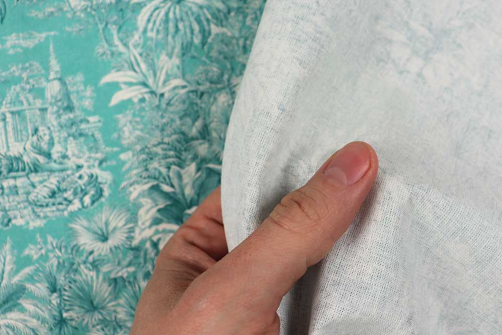 Toile de Jouy mal anders: Edler Cretonne mit Ethno-Motiv in ausgefallener Farbkombi! Co6997 Baumwollstoff Toile De Jouy Tuerkis S4 Dekostoffe Toile de jouy Baumwollstoff - Toile de Jouy - Mayani Aqua