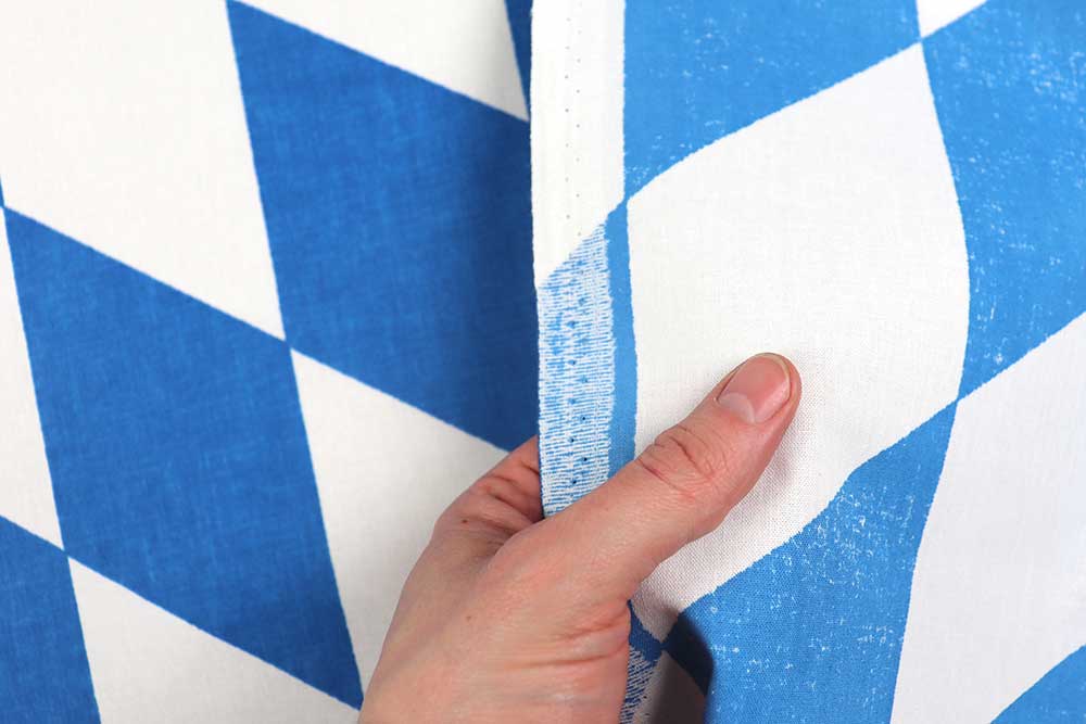 Schwer entflammbare Ware aus Baumwolle fürs Oktoberfest und Bayern-Fans! Co6999 Baumwollstoff Bayern Raute B1 Schwer Entflammbar S4 Stoffe - B1 Baumwollstoff - Bayern-Raute - B1 schwer entflammbar